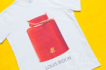 Белая футболка с картинкой и надписью «LOUIS BIDON»