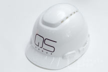 Белые каски с логотипом «QS GROUP»